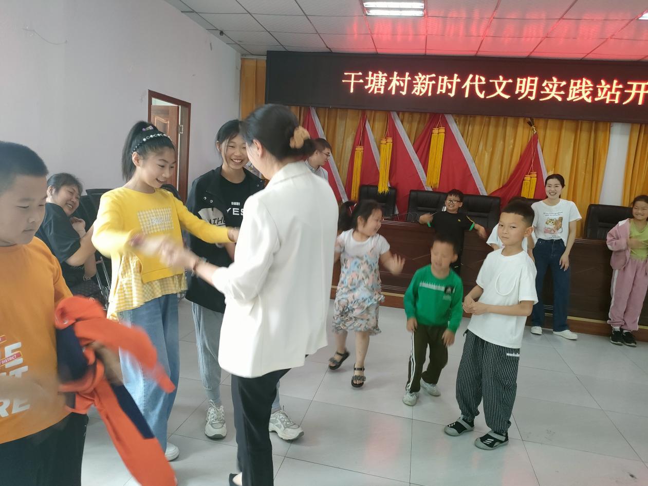 龙8国际：润泽心灵护成长四川天府新区永兴街道开展未成年人趣味心理辅导活动(图2)