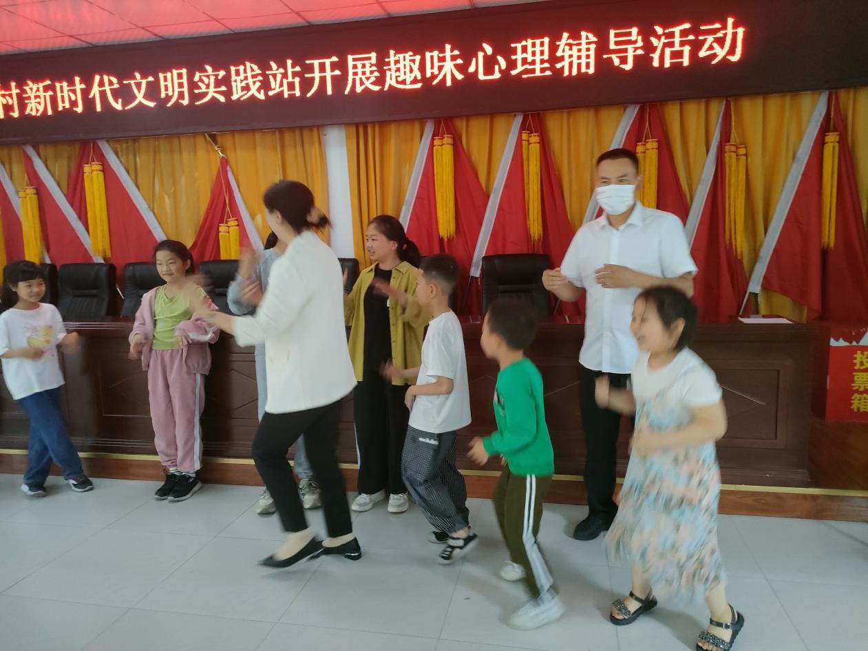 龙8国际：润泽心灵护成长四川天府新区永兴街道开展未成年人趣味心理辅导活动(图3)