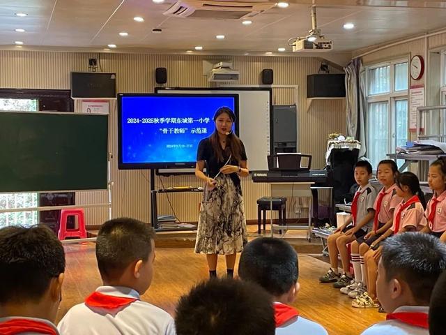 龙8国际：灞桥区东城第一小学开展骨干教师示范课活动(图2)