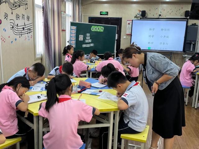 龙8国际：灞桥区东城第一小学开展骨干教师示范课活动(图6)