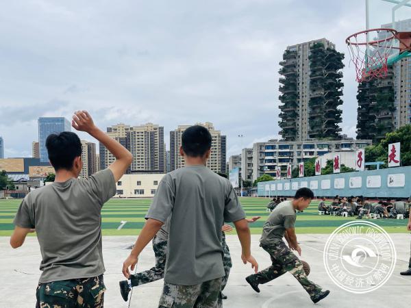 成都菁华至宏教育学校为青少年叛逆期开展心理辅导