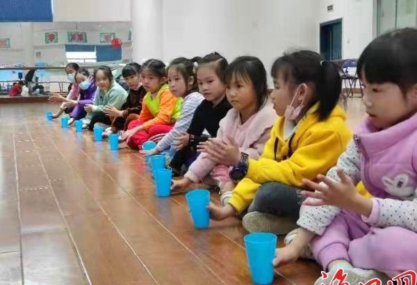 龙8国际：提升专注力！海口开展亲子情商训练心理拓展活动「图」