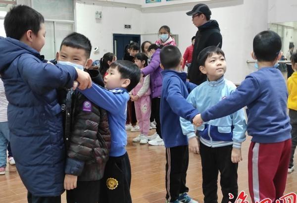 龙8国际：提升专注力！海口开展亲子情商训练心理拓展活动「图」(图2)