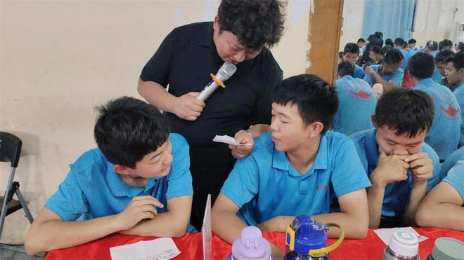 龙8国际：高中孩子心理疏导：如何帮助孩子应对心理压力(图2)