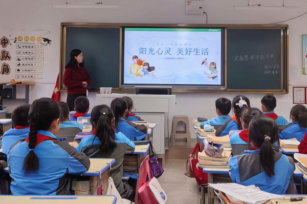 龙8国际：房县：关注心理健康呵护心灵成长