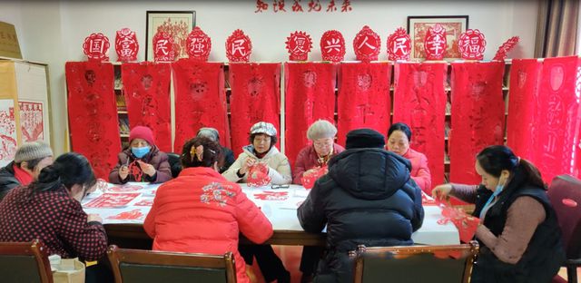 long8：免费教剪纸、开展公益讲座……这些离退休老干部积极发挥正能量｜看见正能量