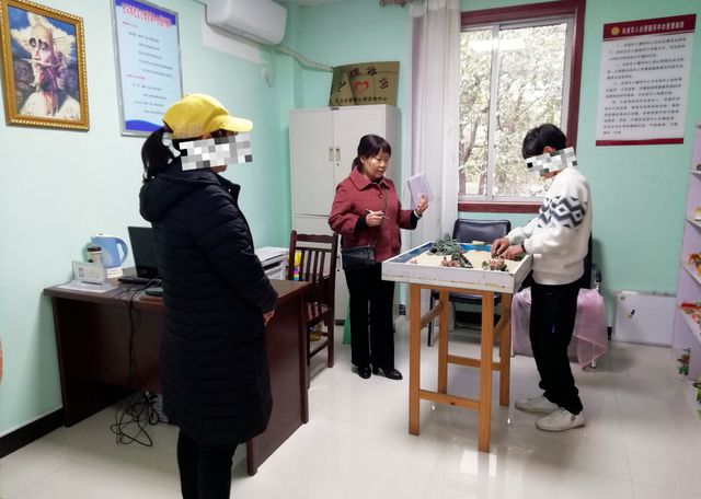 long8：免费教剪纸、开展公益讲座……这些离退休老干部积极发挥正能量｜看见正能量(图2)