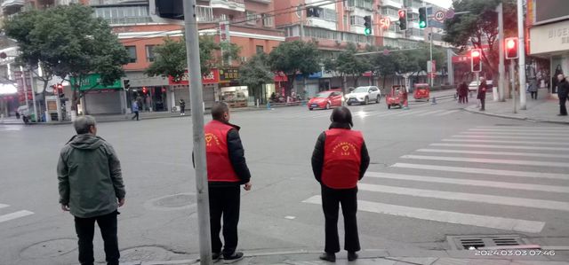 long8：免费教剪纸、开展公益讲座……这些离退休老干部积极发挥正能量｜看见正能量(图3)