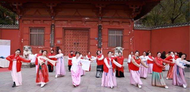 long8：免费教剪纸、开展公益讲座……这些离退休老干部积极发挥正能量｜看见正能量(图4)