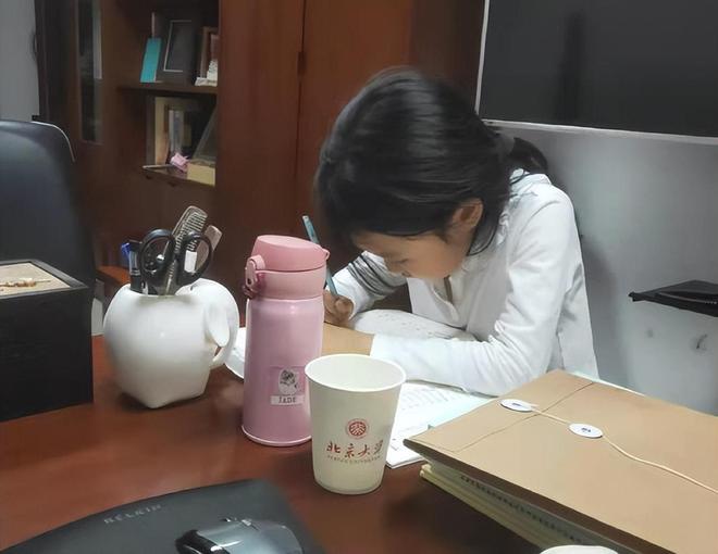 龙8国际：一位北大教授的家庭教育：接受孩子的平庸倒数第一也不报辅导班(图8)