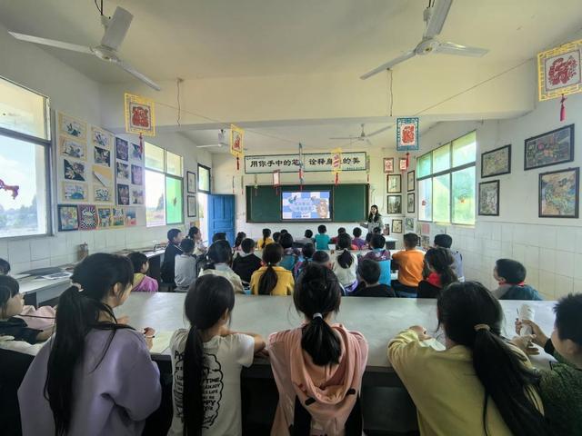 龙8国际：杨丽到安居区太平小学开展青少年心理健康教育团辅活动(图2)