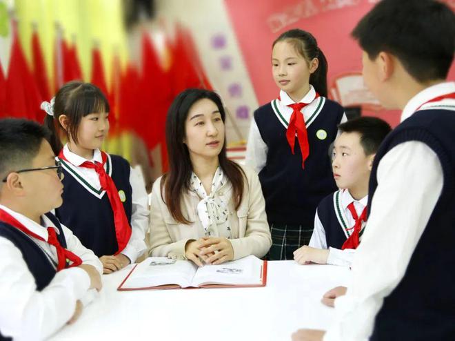 龙8国际：嘉定区9位教师获评2024年度正高级教师有你熟悉的吗？(图4)