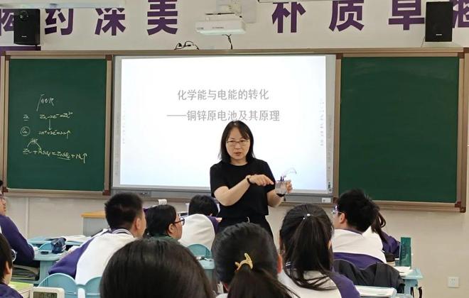 龙8国际：嘉定区9位教师获评2024年度正高级教师有你熟悉的吗？(图2)