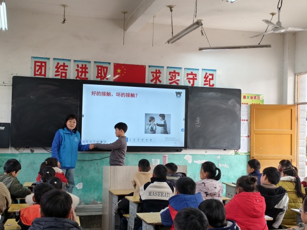 怀远县妇联家庭教育公益讲座走进古城镇中心学校(图2)