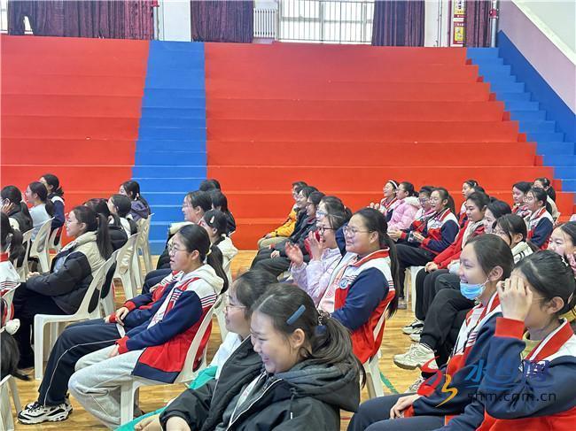 烟台港城中学举办青春期女性心理健康讲座为学生健康护航(图2)