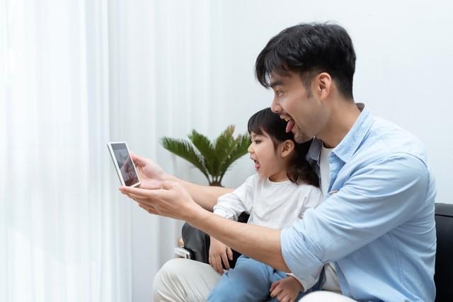 龙8国际：青少年心理疏导中心：孩子玩手机叛逆应该怎样教育(图2)