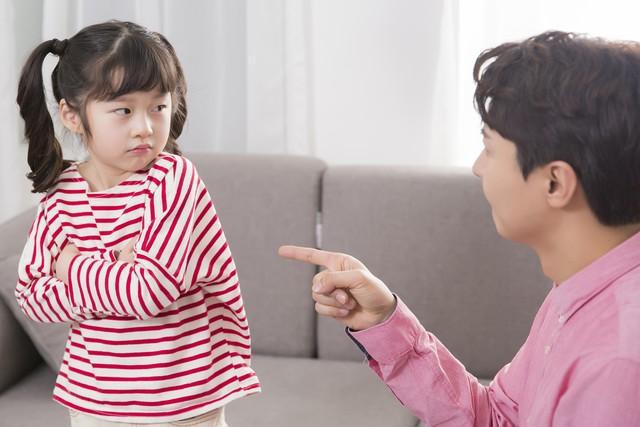龙8国际：青少年心理疏导中心：孩子玩手机叛逆应该怎样教育(图3)