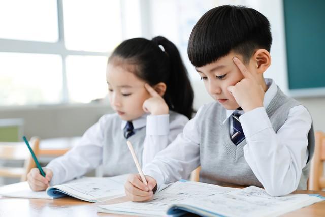 龙8国际：中学生考试焦虑心理疏导：怎样疏导孩子考前焦虑(图2)