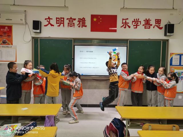 共研心理教育点亮成长灯塔——浐灞第八小学、浐灞第十三小学与十五心理健康教育研讨交流活动(图2)