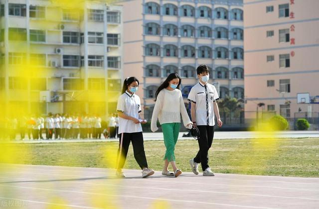 龙8国际：24小时青少年心理咨询：叛逆的孩子父母应该怎么做(图2)