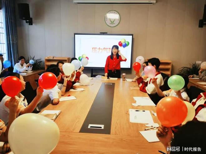 龙8国际：心灵SPA助力学子减压赋能——潢川二中开展心理团辅课活动(图1)