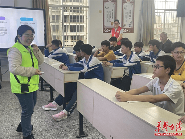 long8：破手机依赖筑自律防线东坪镇中学开展专题心理辅导课(图2)