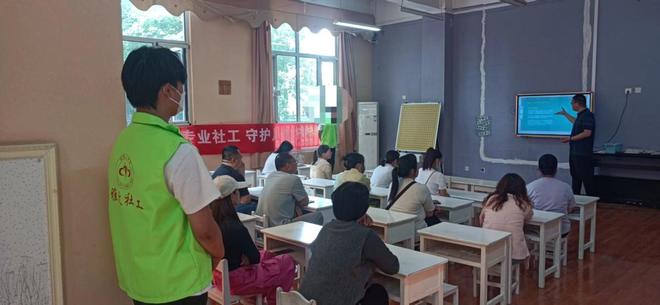 龙8国际：石家庄市裕华区润园社区开展家庭教育心理辅导活动(图3)