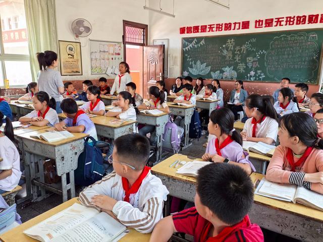 平利县大贵镇中心小学：校家携手启新程共育桃李向未来(图2)
