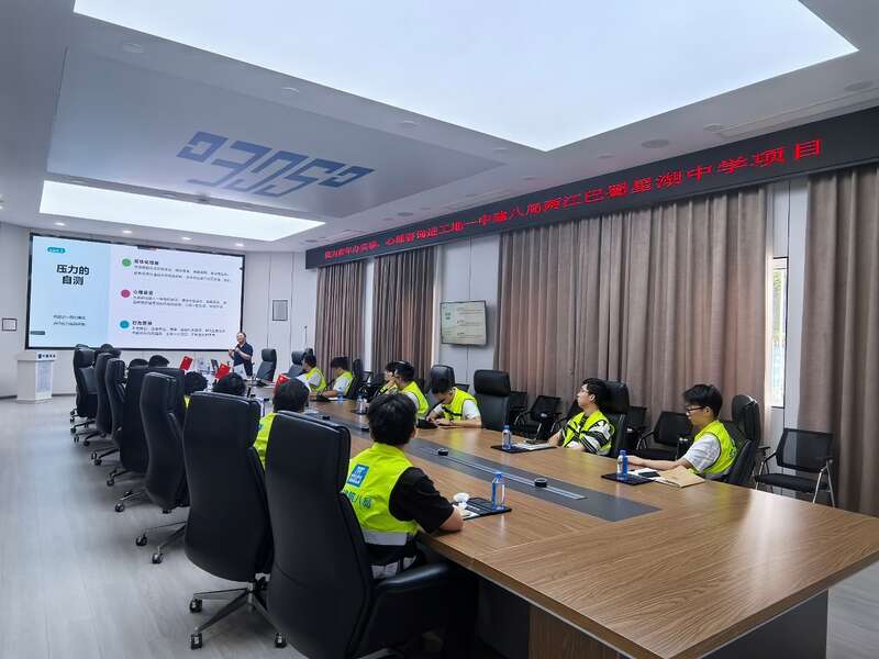 龙8国际：“我为青年办实事”心理咨询进工地(图2)