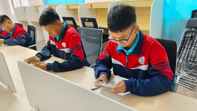 龙8国际：如何有效矫正叛逆孩子行为？沙盘游戏打开孩子心扉！(图1)