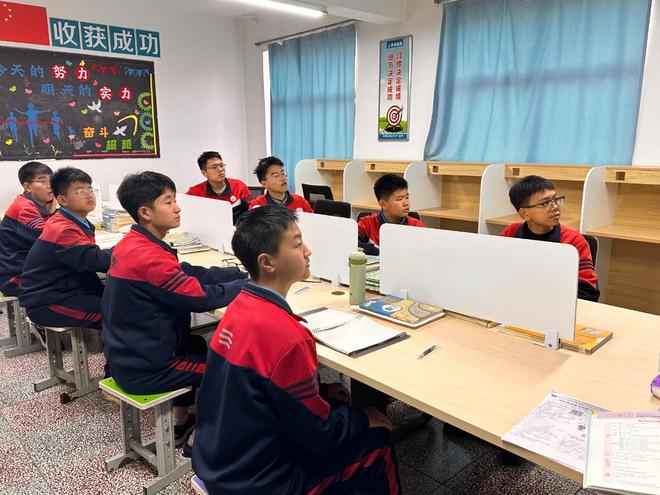 龙8国际：如何有效矫正叛逆孩子行为？沙盘游戏打开孩子心扉！(图4)