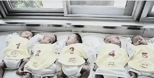 long8：中国首例“5胞胎”现状曝光：个个年满20岁父亲过劳去世如今现状却让人唏嘘(图4)