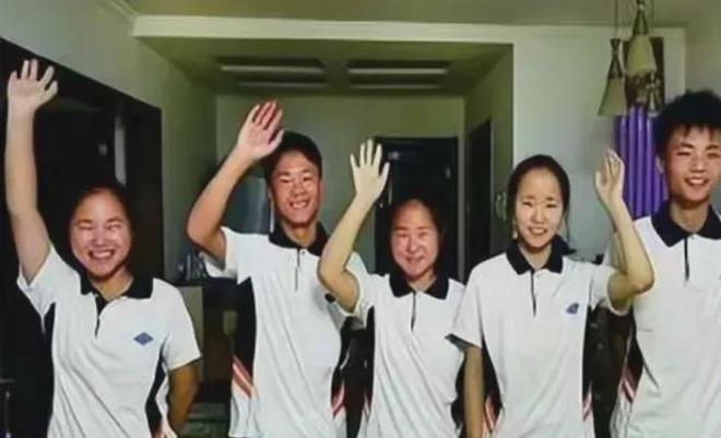 long8：中国首例“5胞胎”现状曝光：个个年满20岁父亲过劳去世如今现状却让人唏嘘(图9)