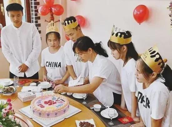 long8：中国首例“5胞胎”现状曝光：个个年满20岁父亲过劳去世如今现状却让人唏嘘(图11)