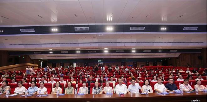 long8：“数智赋能爱伴成长”南昌市第五届家庭教育高峰讲坛圆满落幕(图2)