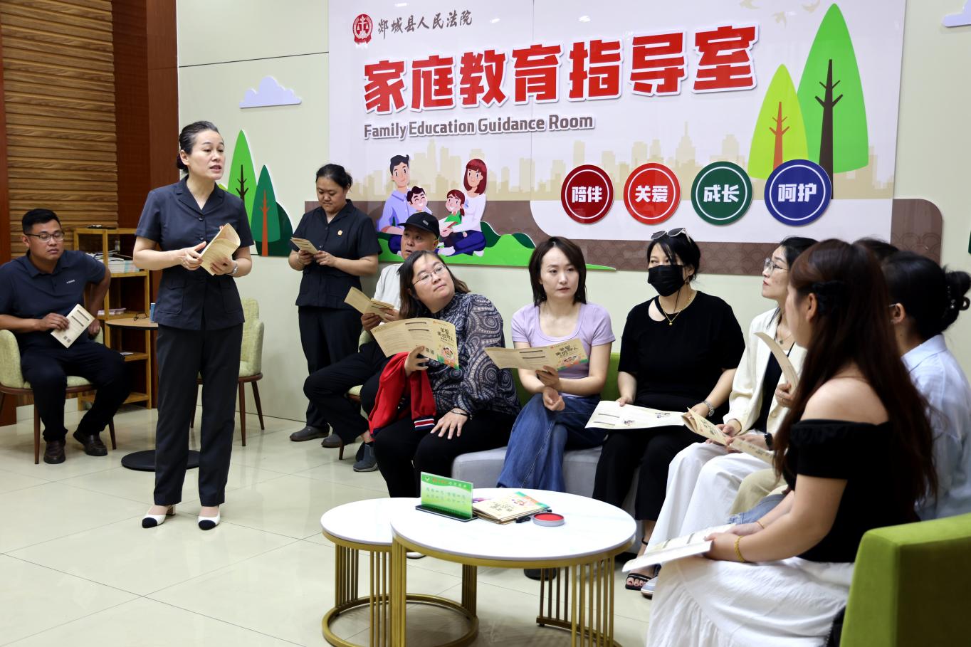 郯城法院：“家长课堂”点亮青少年成长新“路标”(图2)