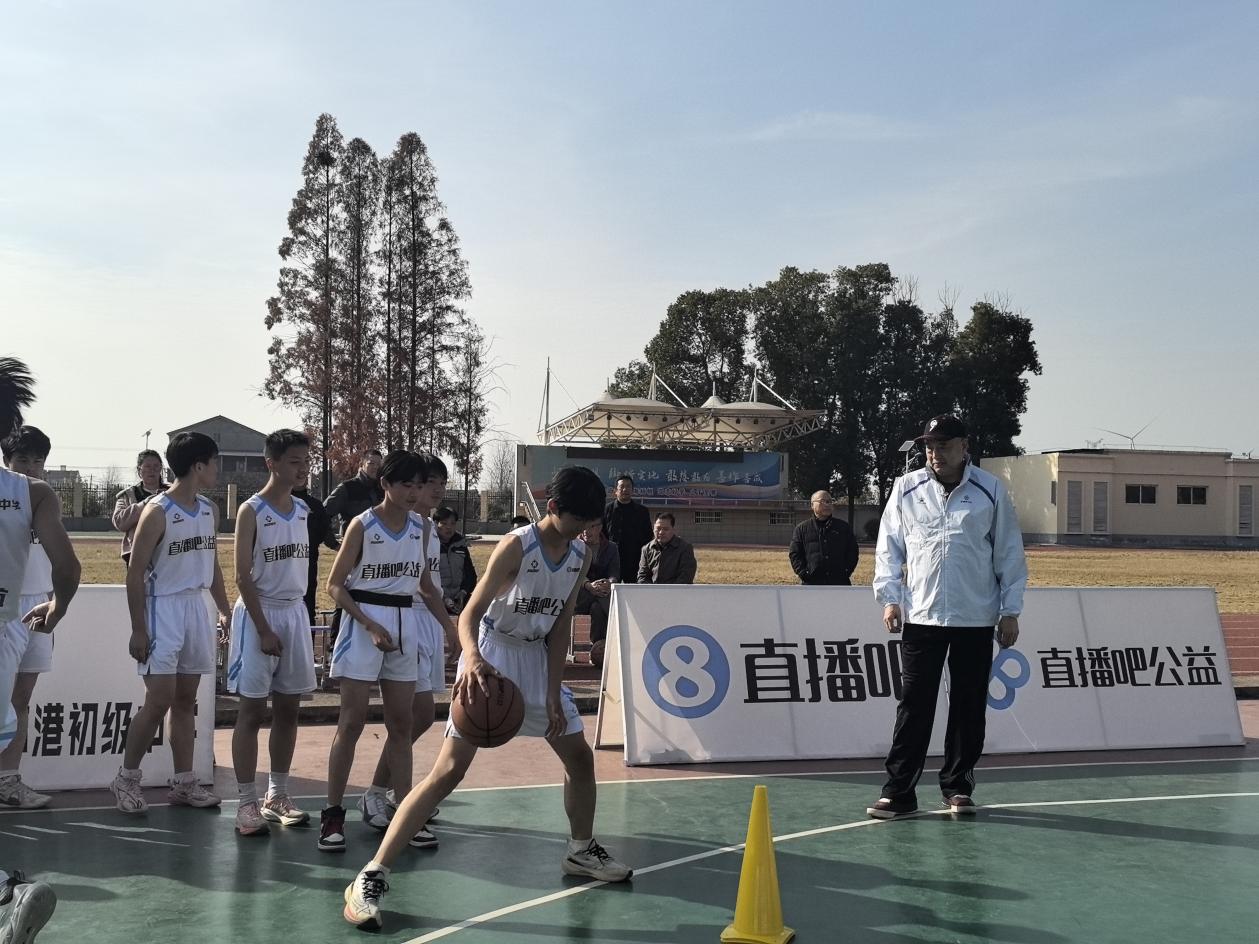 龙8国际：篮球公益进校园拼搏精神伴成长(图2)