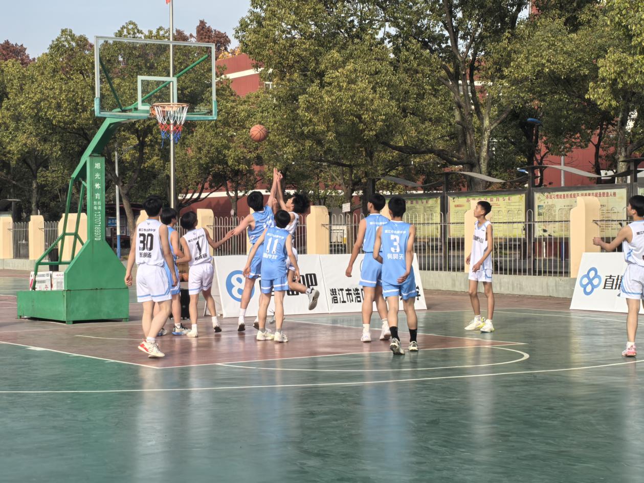 龙8国际：篮球公益进校园拼搏精神伴成长(图3)