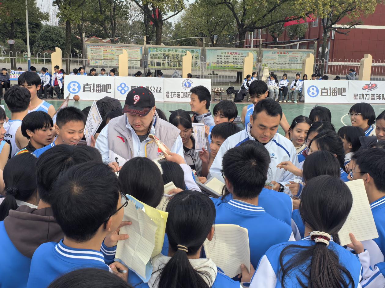 龙8国际：篮球公益进校园拼搏精神伴成长(图4)