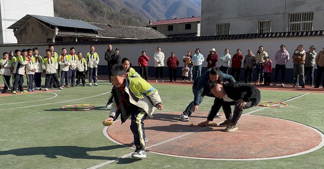 龙8国际：18部门联手办“家长学校”：陕西这样破解“家庭教育困境”(图3)