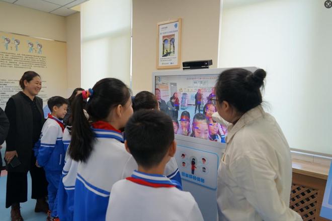 龙8国际：“化育未来”心理健康教育科普馆开馆为乡村儿童点亮“心灵驿站”(图2)