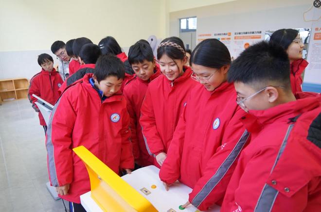 龙8国际：“化育未来”心理健康教育科普馆开馆为乡村儿童点亮“心灵驿站”(图3)