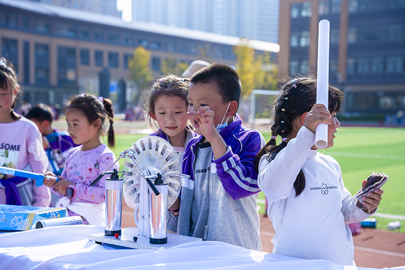 龙8国际：弋江春水向“新”流丨科学教育的“加法题”如何答？(图2)