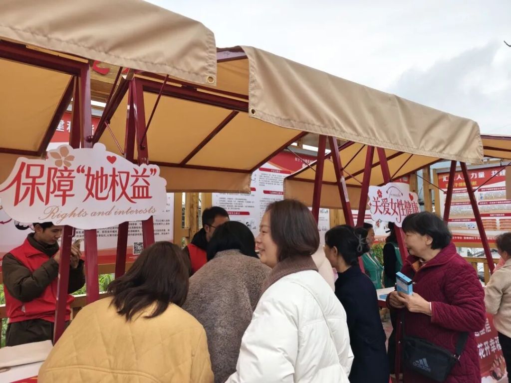 龙8国际：巾帼普法润人心百合花开幸福家——恩施州“百合花巾帼普法基层行”活动举行(图5)