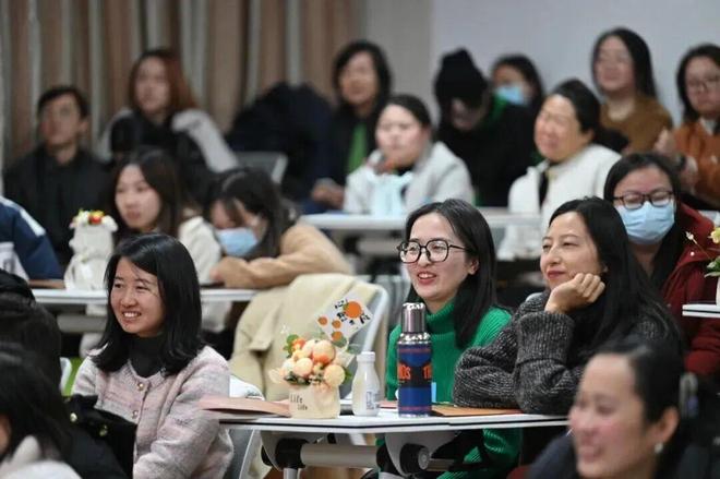 龙8国际：“简直在演我！”把“鸡飞狗跳”搬上舞台促进家校社共育这个学区有“新招”(图2)