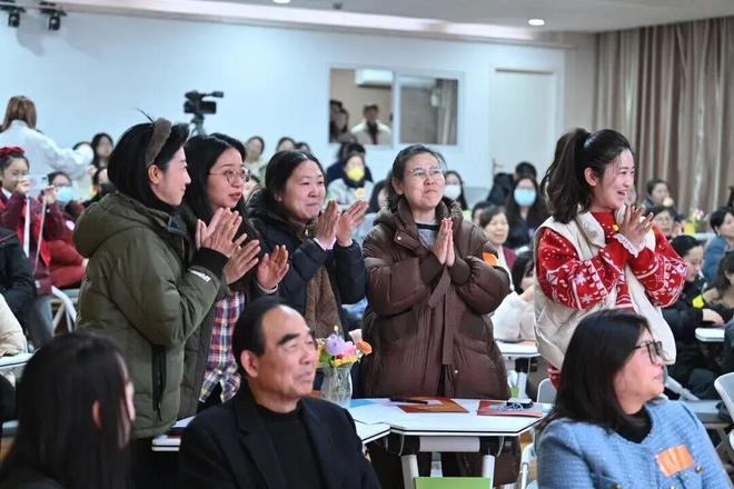 龙8国际：“简直在演我！”把“鸡飞狗跳”搬上舞台促进家校社共育这个学区有“新招”(图3)