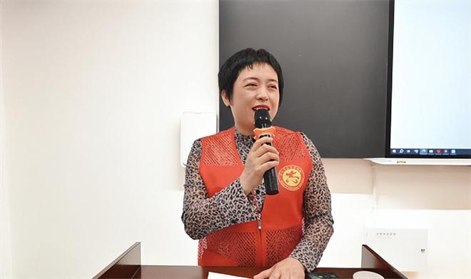 龙8国际：孝义市志愿者协会走进二中开展高三考前心理辅导讲座(图1)