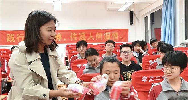 龙8国际：孝义市志愿者协会走进二中开展高三考前心理辅导讲座(图3)