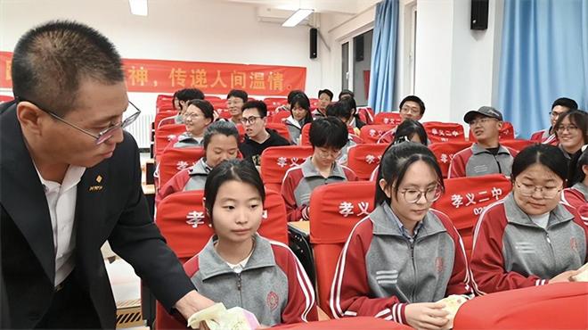 龙8国际：孝义市志愿者协会走进二中开展高三考前心理辅导讲座(图2)