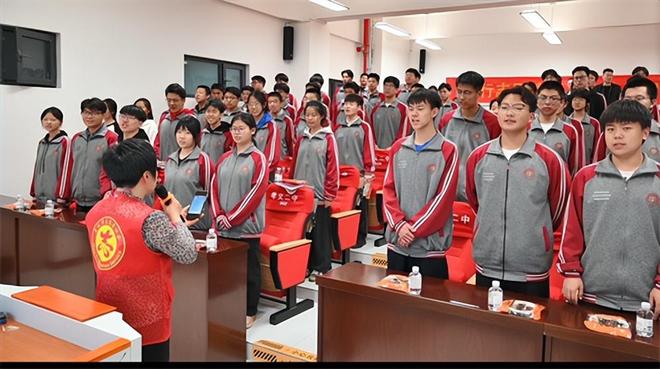 龙8国际：孝义市志愿者协会走进二中开展高三考前心理辅导讲座(图4)
